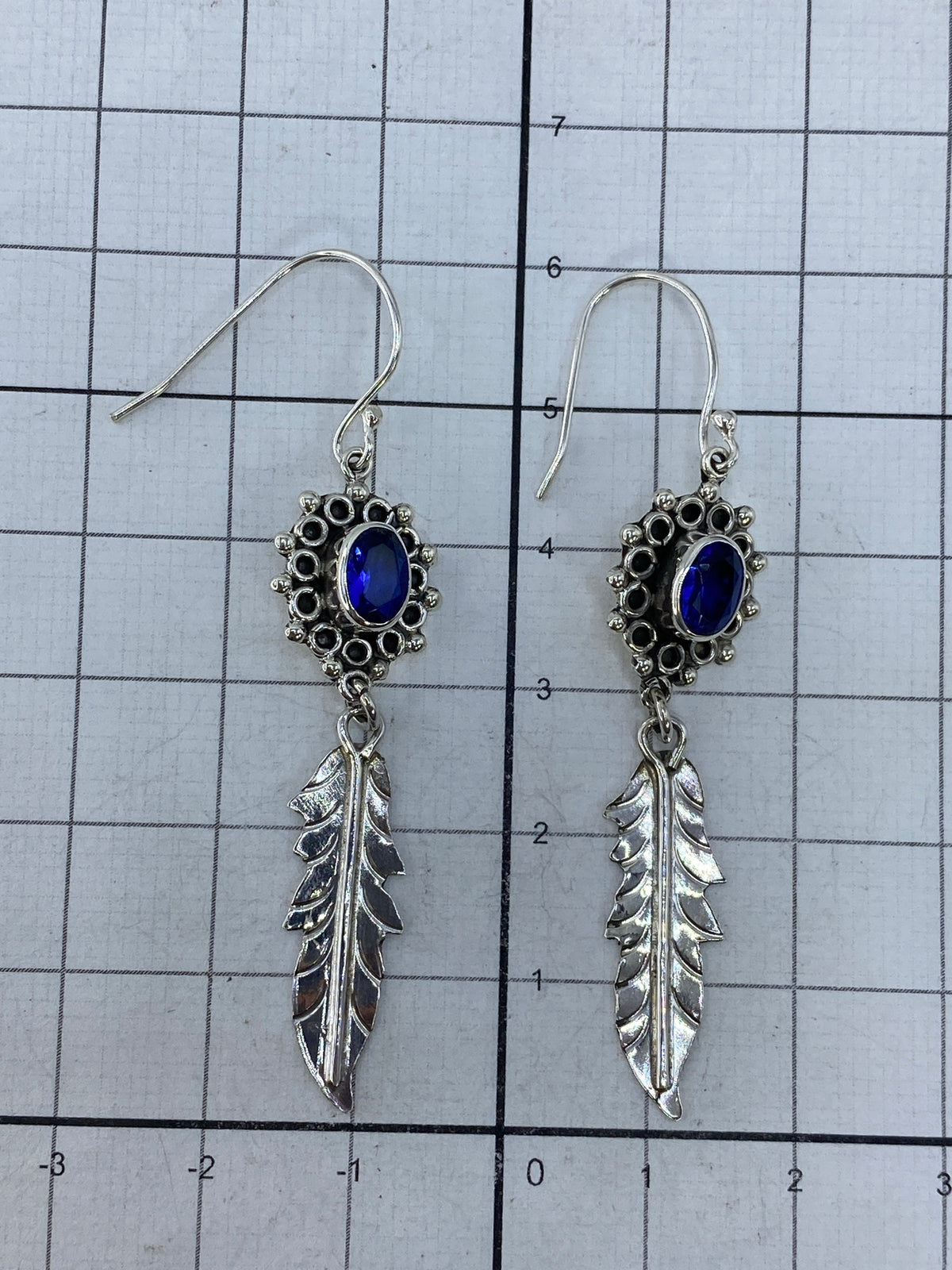 Aretes con marcas de autenticidad 925 en el reverso de la montura