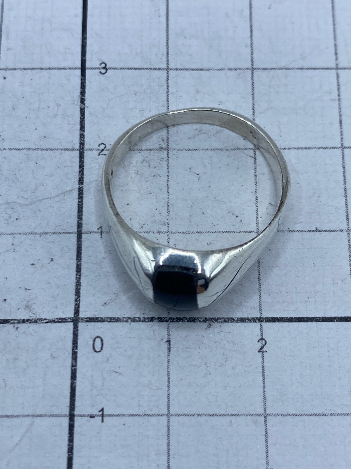 Anillo sobre fondo blanco demostrando el acabado pulido de la plata