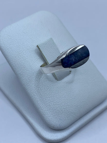 Vista frontal del anillo de plata 925 con lapislázuli azul profundo