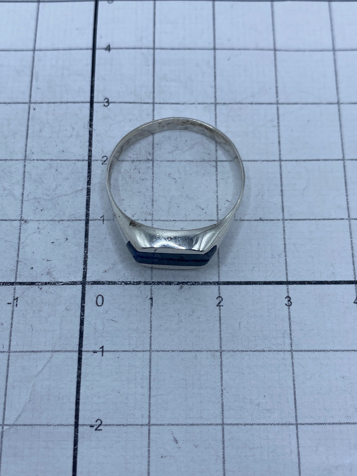Anillo sobre escala de gramos mostrando peso y SKU