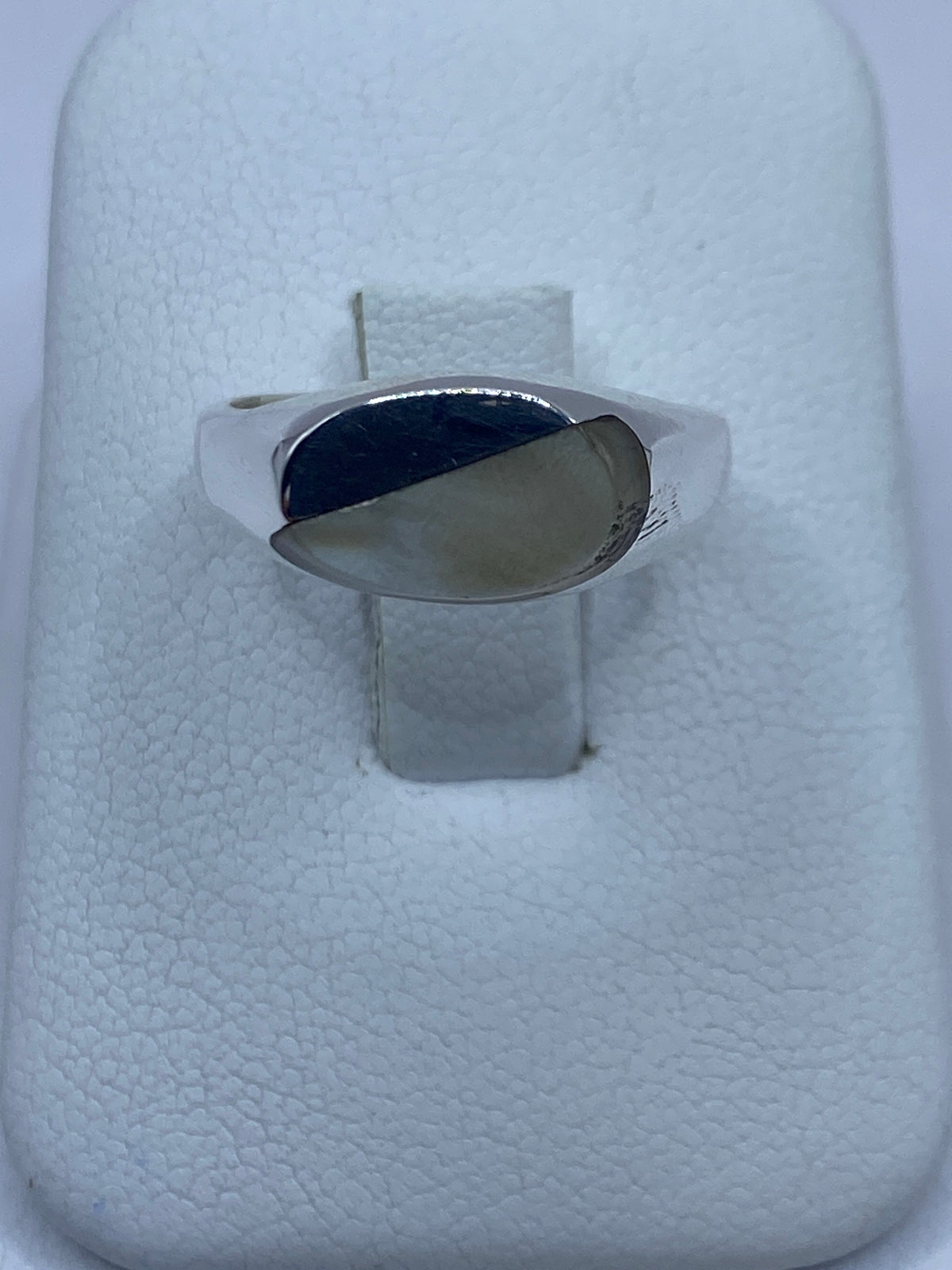Anillo de plata con perla blanca engastada a mano en Taxco