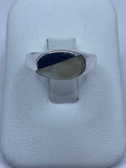 Anillo de plata con perla blanca engastada a mano en Taxco
