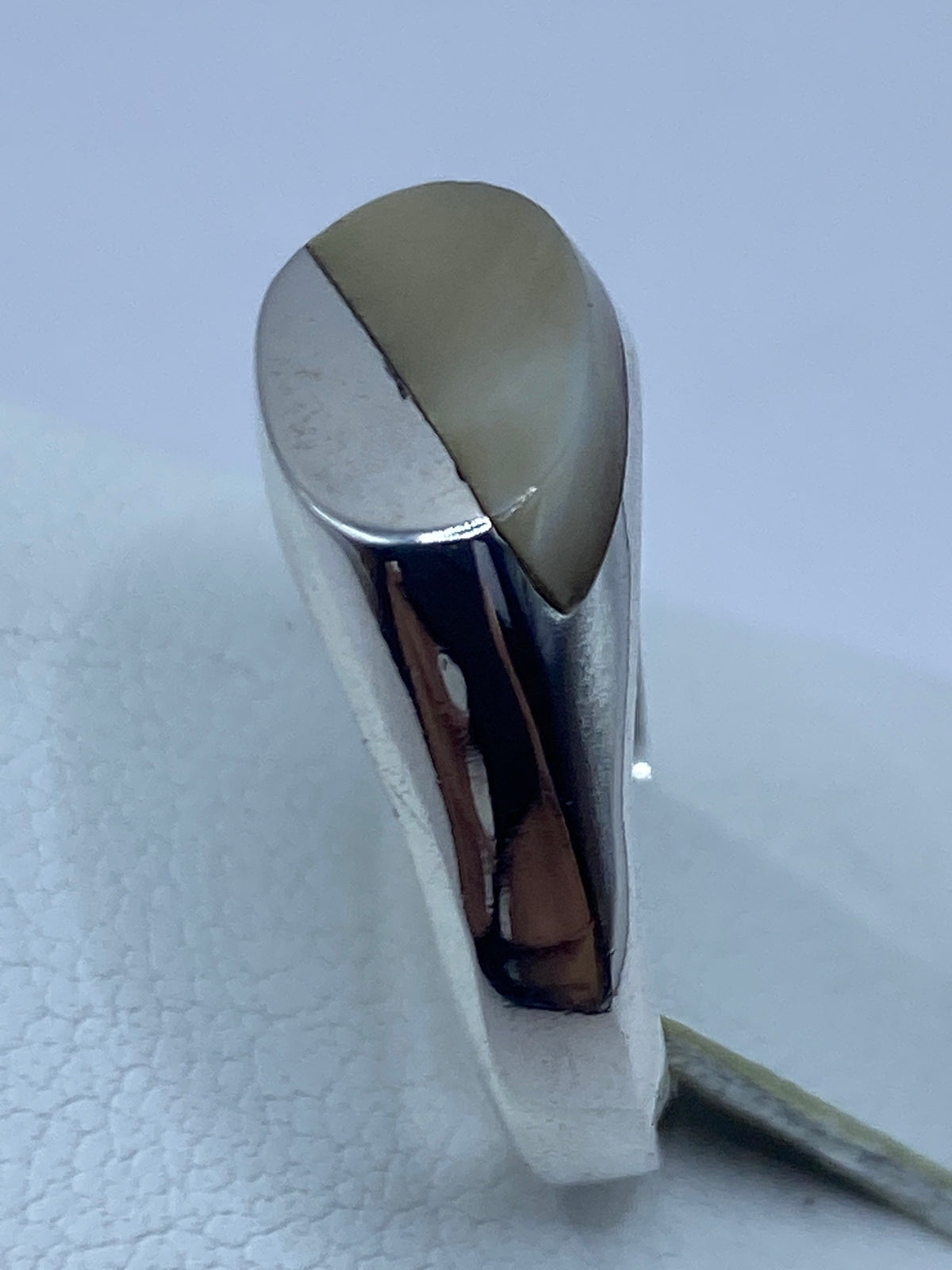 Anillo de perla puesto en dedo, mostrando acabado pulido