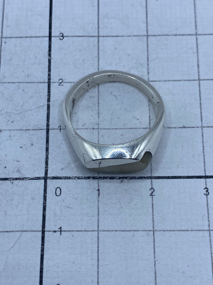 Vista lateral del anillo de plata solitario con perla