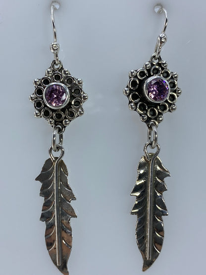 Par de aretes de plata con circonia rosa brillante y hojas repujadas art-déco