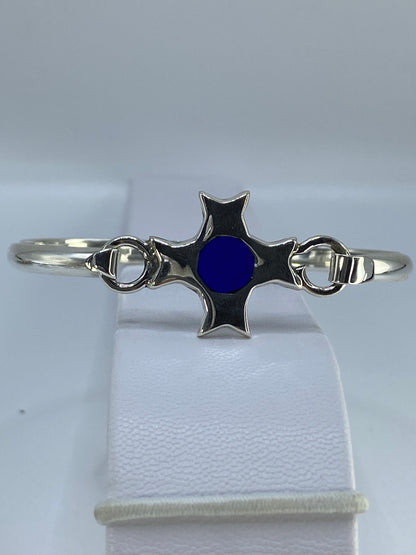 Brazalete rígido de plata 925 con lapislázuli azul engastado, vista frontal