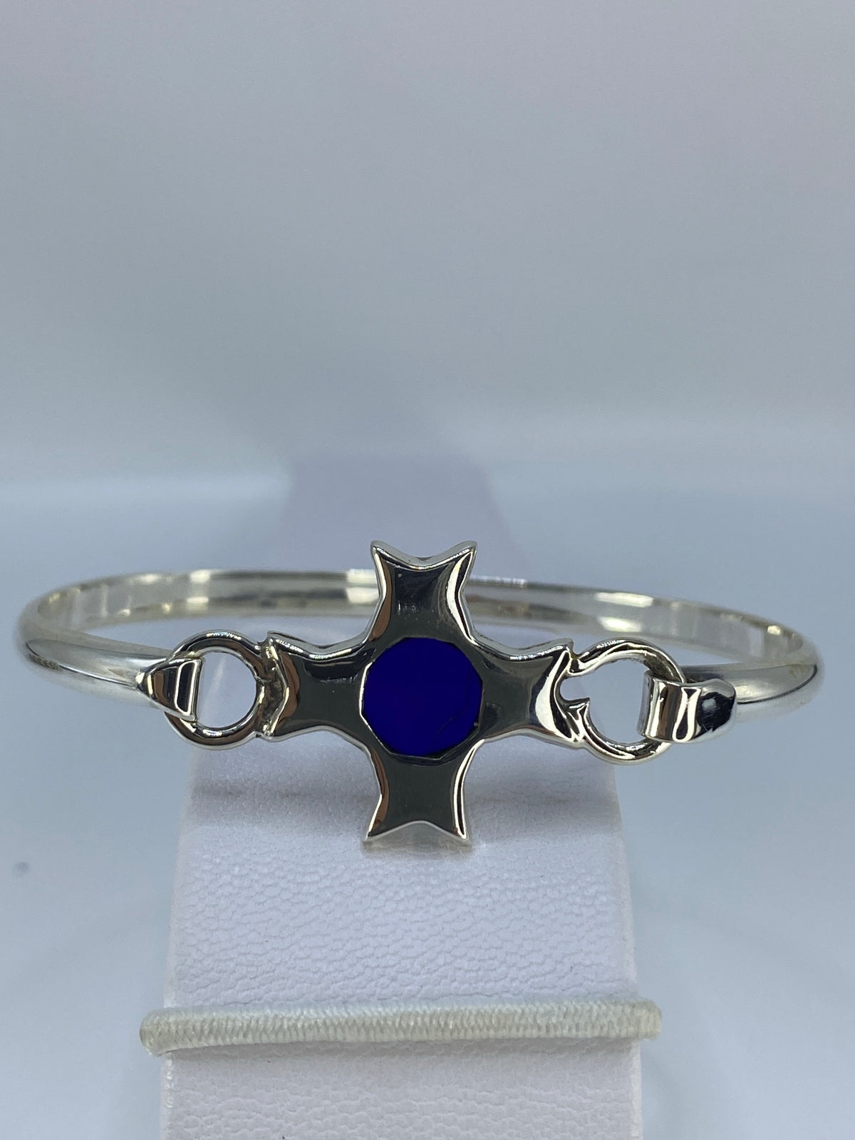 Brazalete puesto en la muñeca mostrando el diámetro interior de 6.3 cm