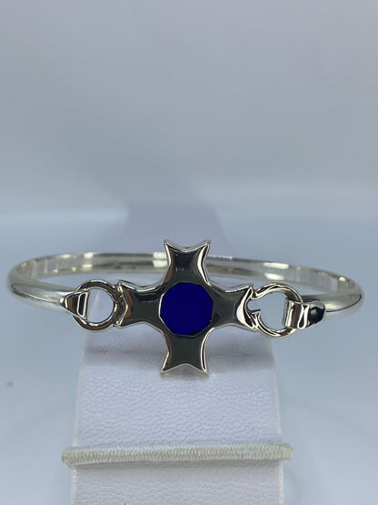 Brazalete puesto en la muñeca mostrando el diámetro interior de 6.3 cm