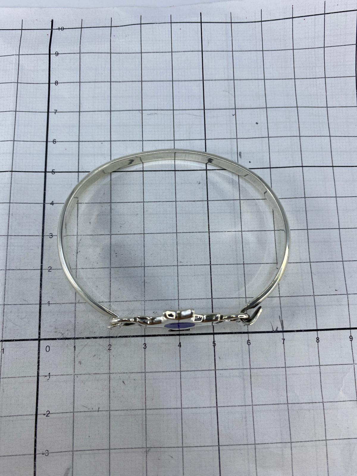 Brazalete sobre fondo blanco mostrando el Quinto 925 grabado