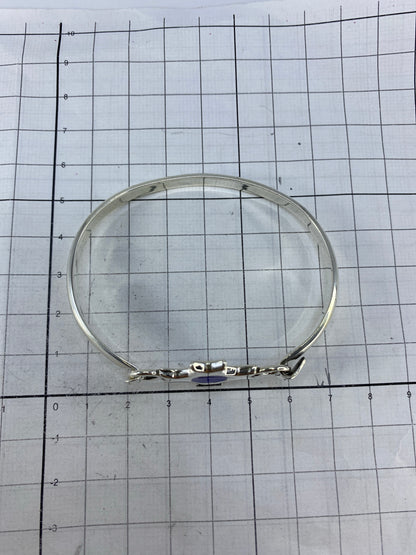 Brazalete sobre fondo blanco mostrando el Quinto 925 grabado