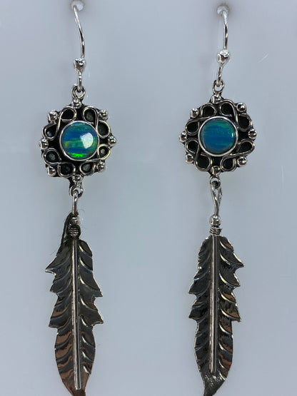 Par de aretes de plata con ópalo de fuego verde olivo y hojas martilladas, vista frontal