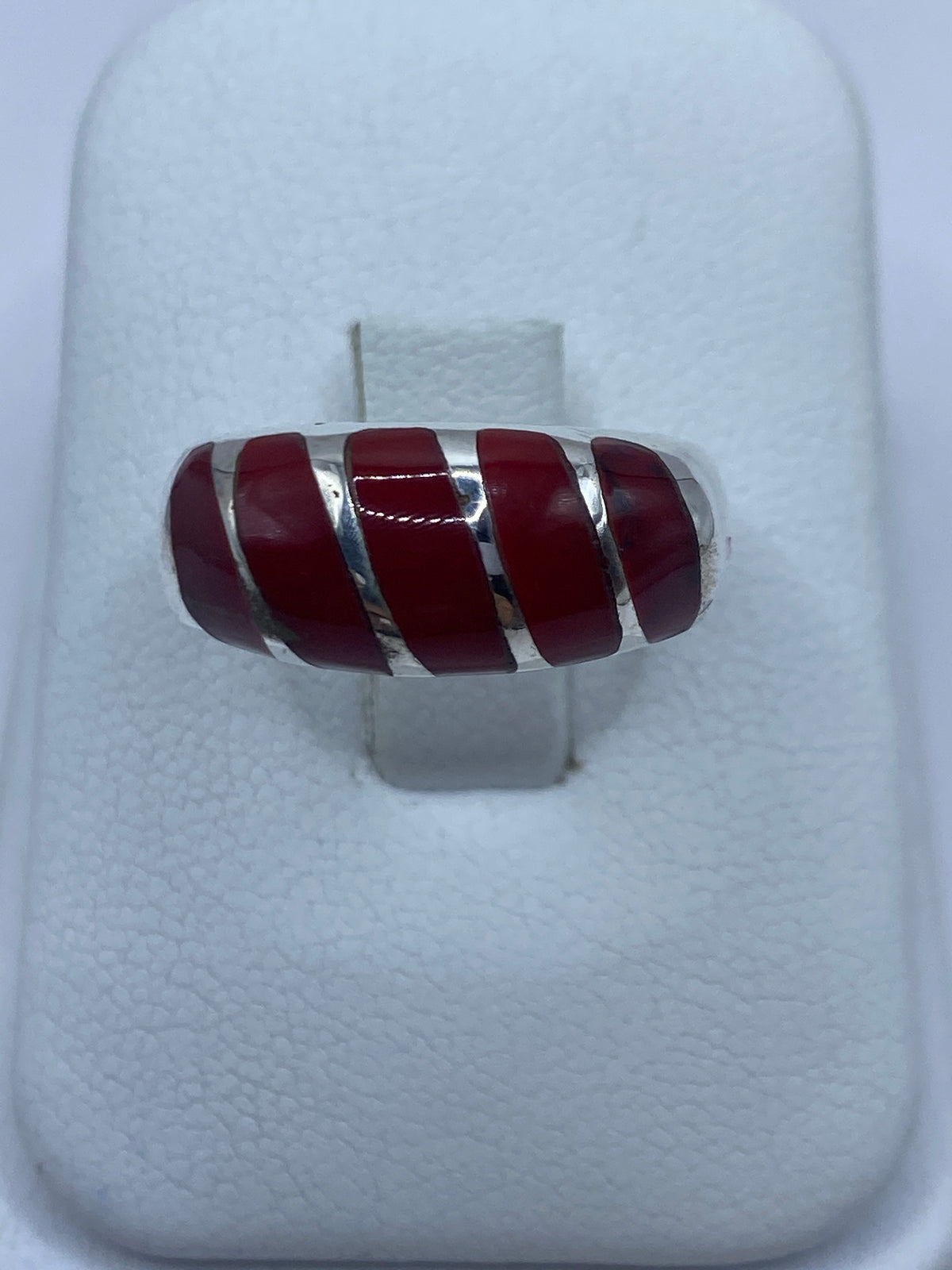 Anillo de plata 925 con coral rojo engastado, diseño de franjas alternas