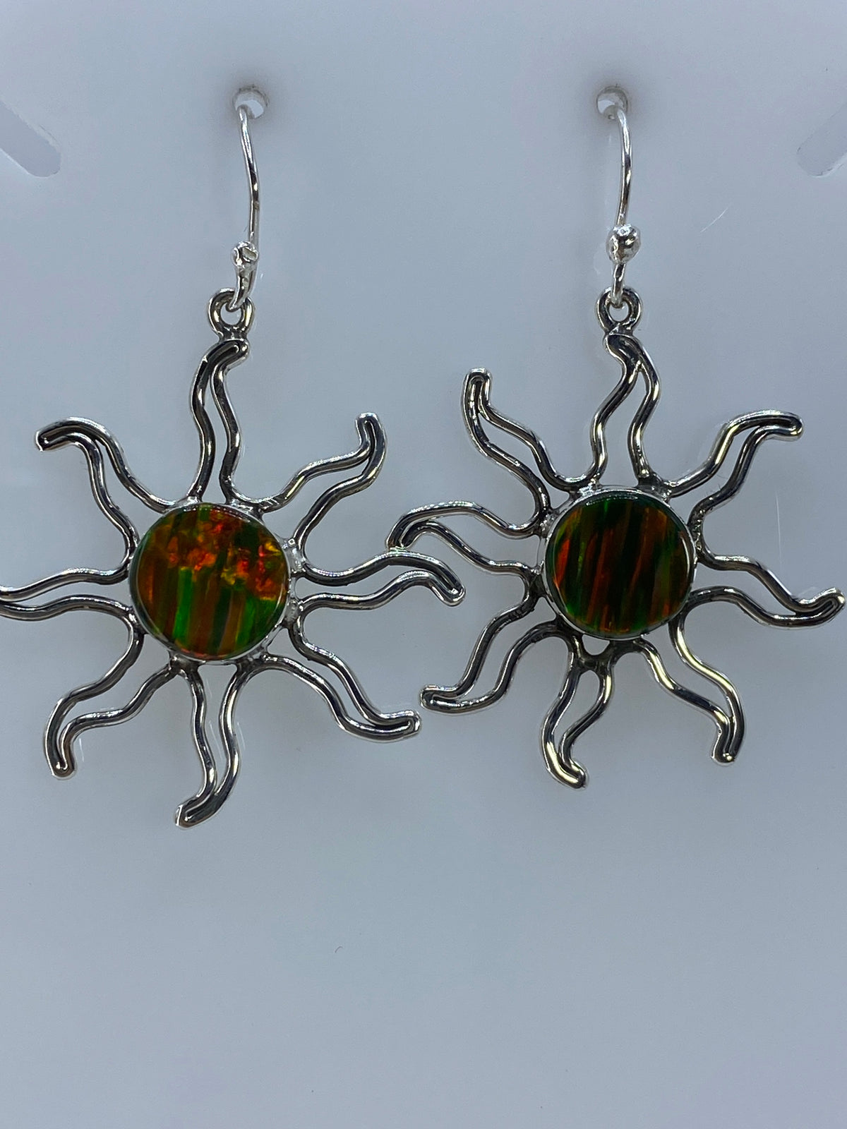 Aretes de ópalo de Fuego sobre regla métrica — 4 cm de largo