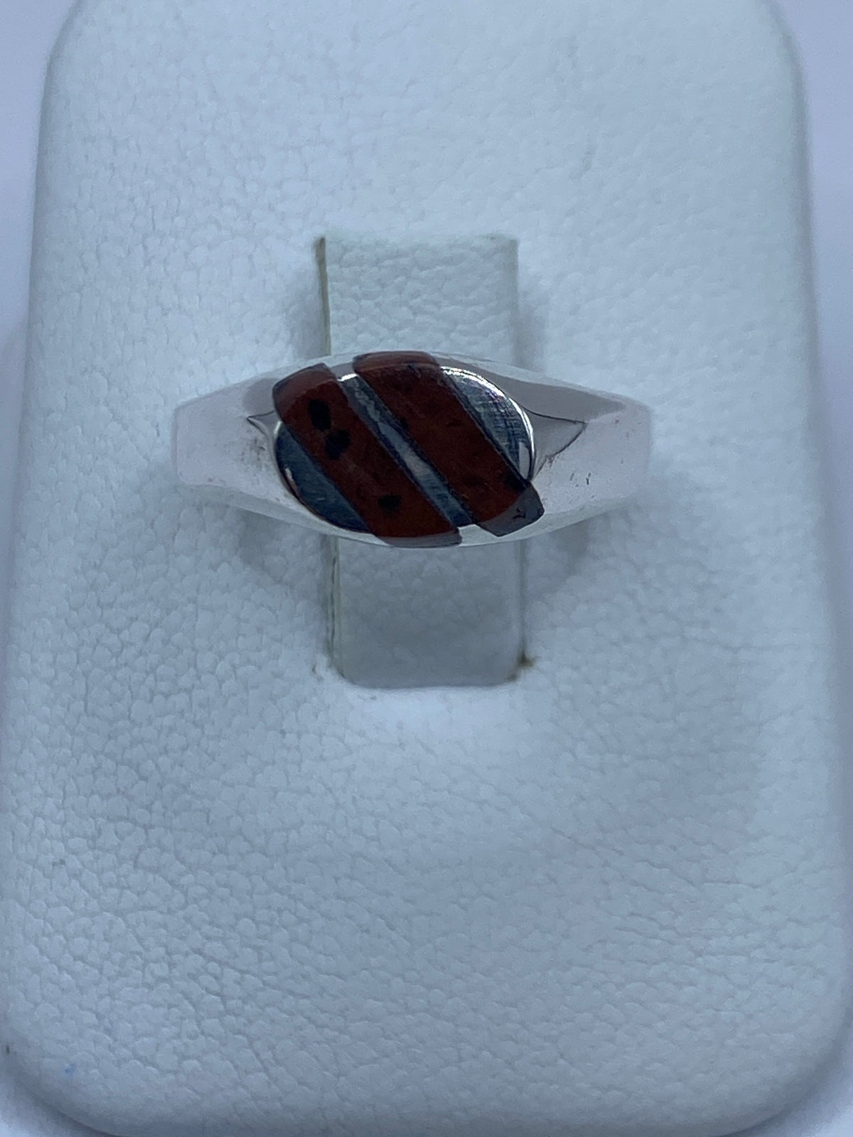 Anillo de plata 925 con piedra cafe incrustada en talla 7, vista frontal