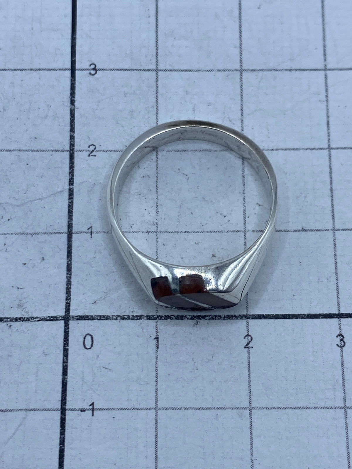 Anillo sobre fondo gris mostrando el Quinto 925 grabado en la banda interna