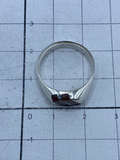 Anillo sobre fondo gris mostrando el Quinto 925 grabado en la banda interna
