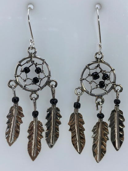 Par de aretes atrapasueños de plata 925 con telaraña y plumas, colgando de los lóbulos