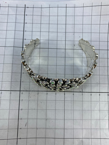 Brazalete en la muñeca mostrando el diámetro interior de 7 cm y el Quinto 950 en la cara interna