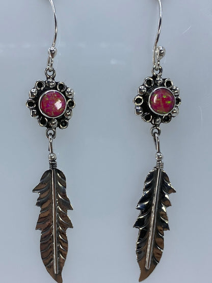 Aretes de plata con ópalo de fuego verde limón, largo 6 cm, colgando en la mano