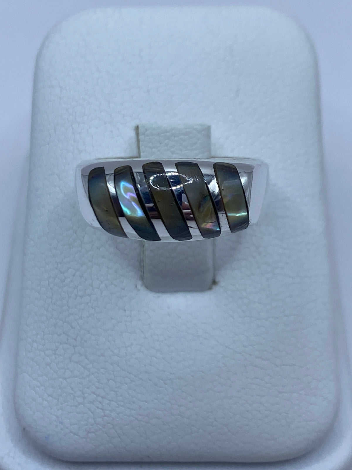 Anillo de plata 925 con concha de abulón engastada, vista frontal sobre fondo blanco