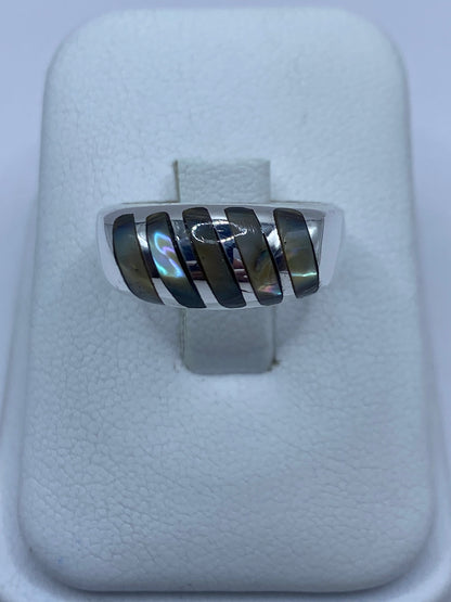 Anillo de plata 925 con concha de abulón engastada, vista frontal sobre fondo blanco