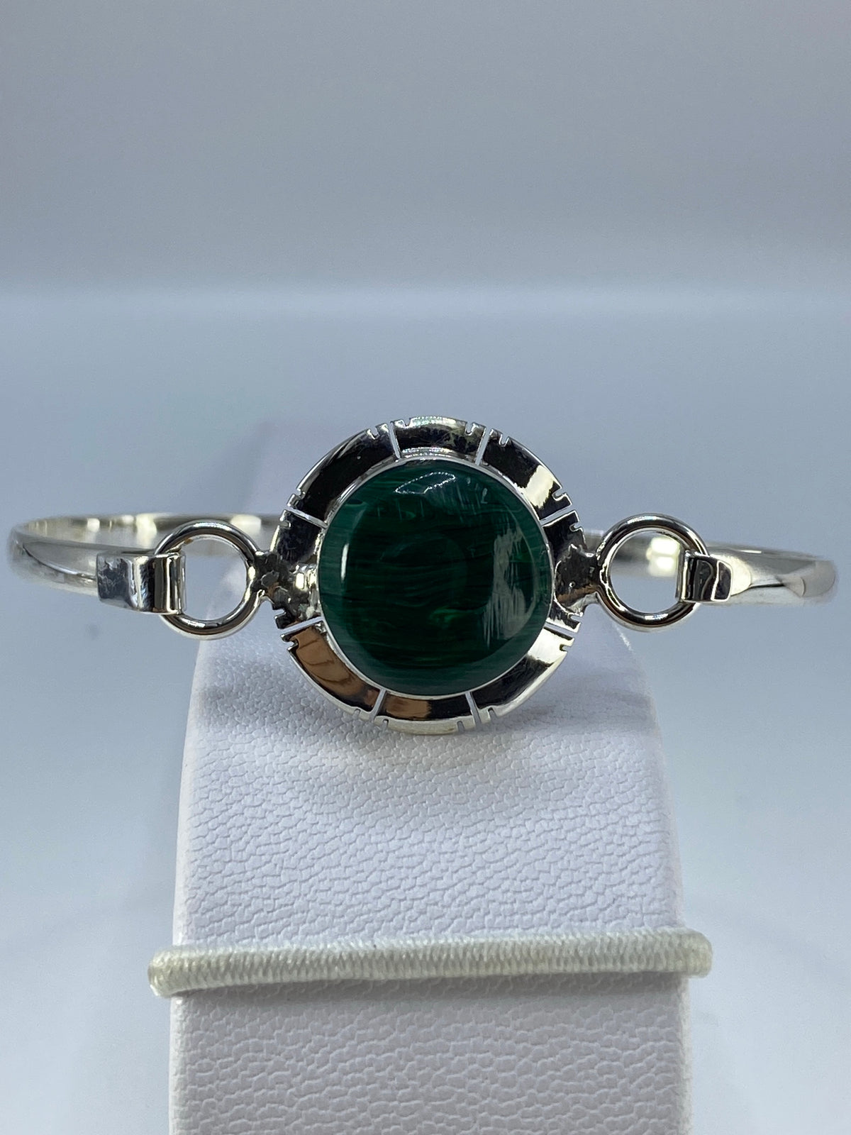 Brazalete de plata 925 con malaquita verde en la muñeca de una mujer
