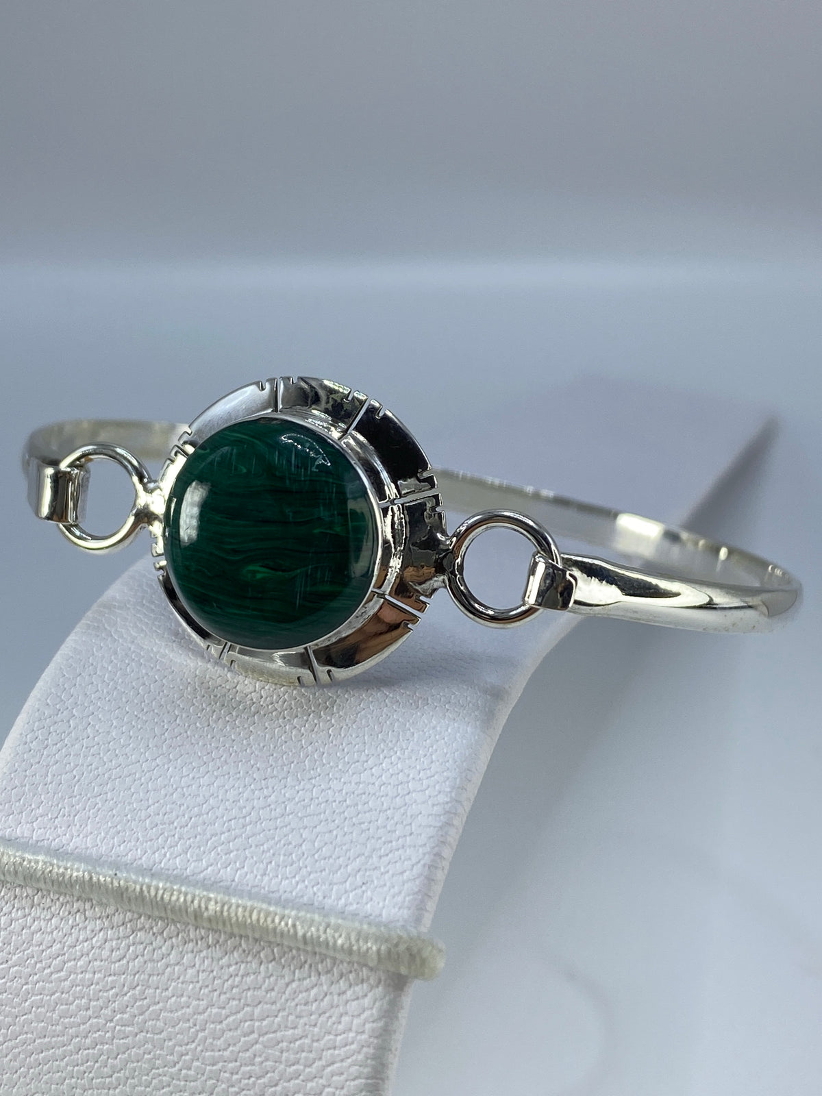 Vista frontal del brazalete rígido de plata de Taxco con malaquita engastada