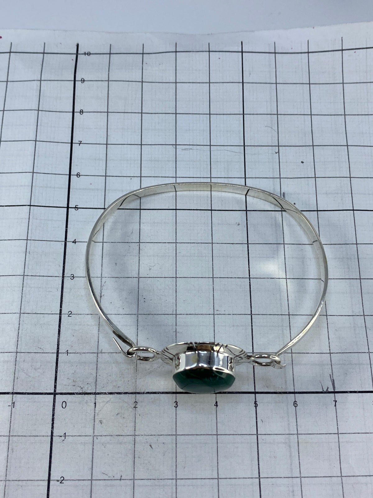 Brazalete de malaquita sobre fondo blanco mostrando el Quinto 925