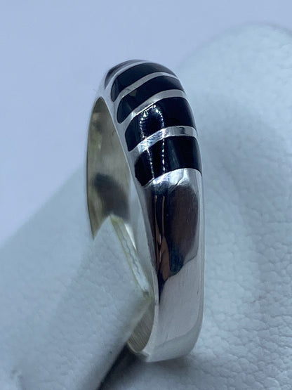 Detalle lateral del anillo de fundición en plata 925 con piedra negra