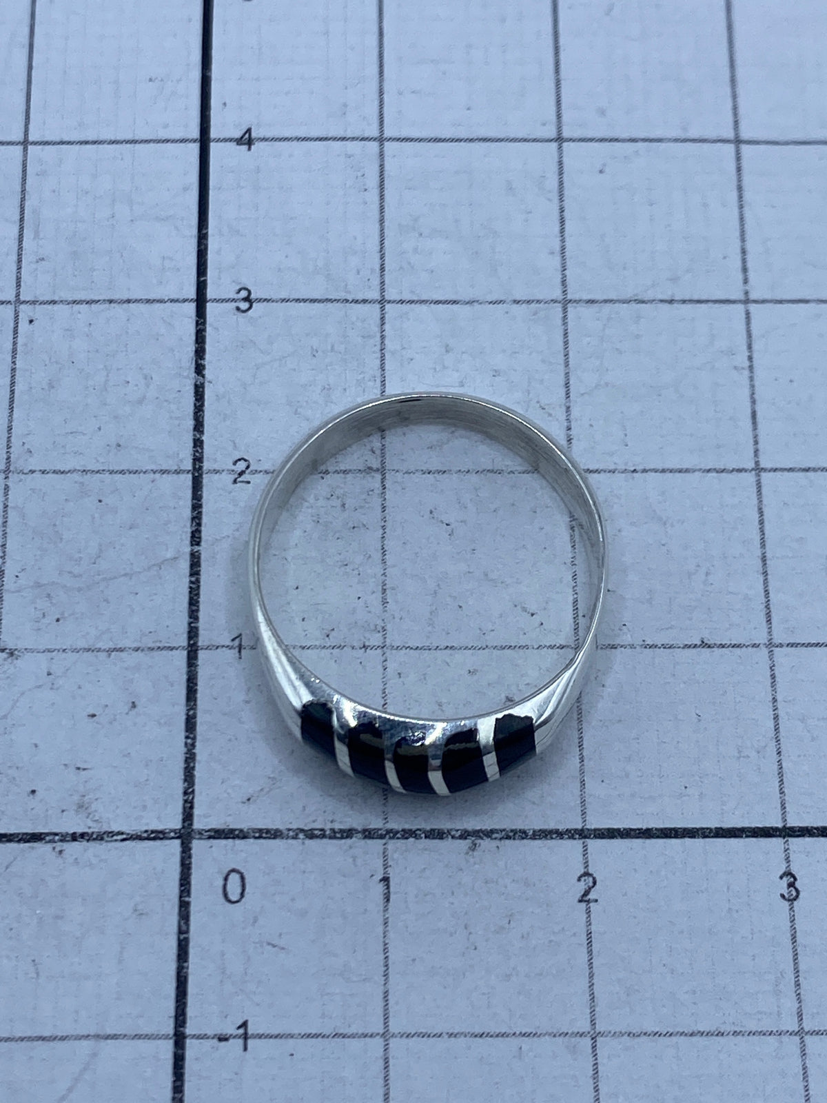 Anillo en escala de centímetros mostrando el tamaño real y el Quinto 925