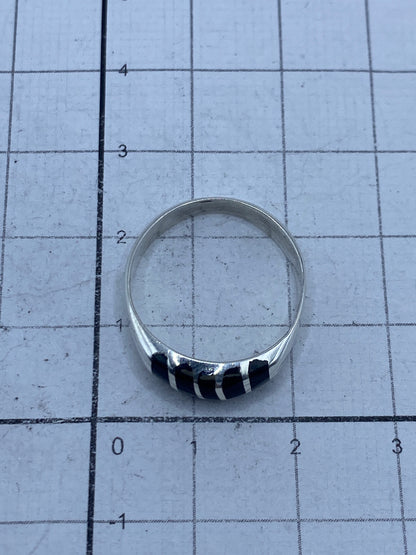 Anillo en escala de centímetros mostrando el tamaño real y el Quinto 925