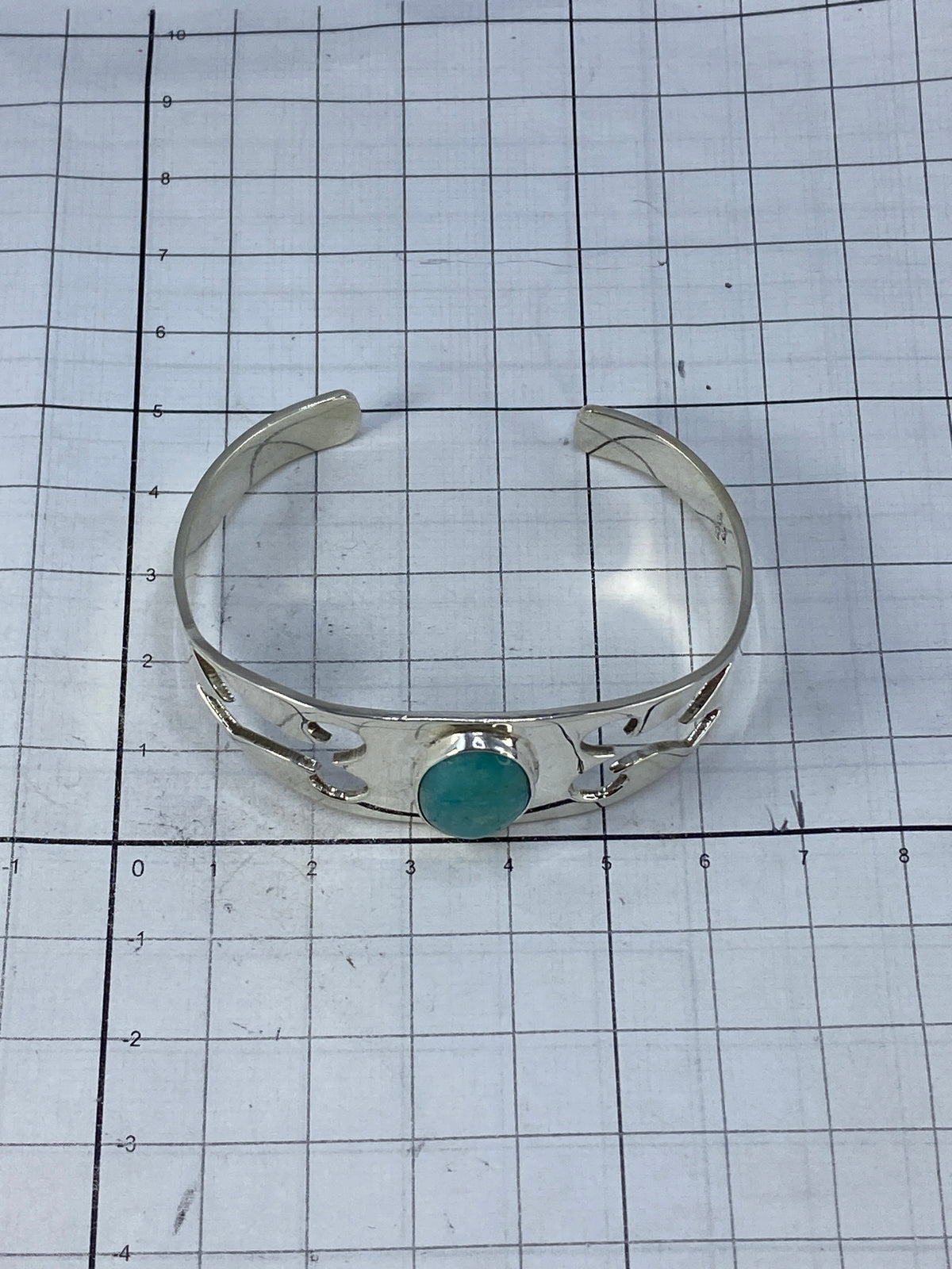 Brazalete sobre fondo blanco mostrando el Quinto 925 y diámetro interior de 5.8 cm
