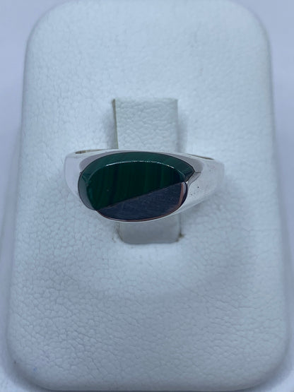 Anillo de plata 925 con malaquita verde engastada, visto de frente en estuche blanco