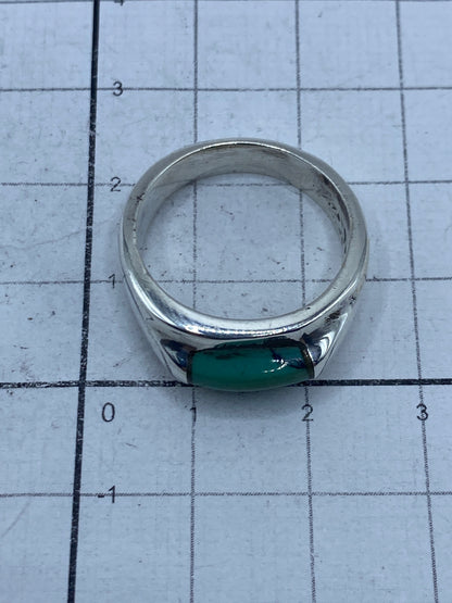 Anillo sobre medidor de peso mostrando 8.6 gramos de plata 925