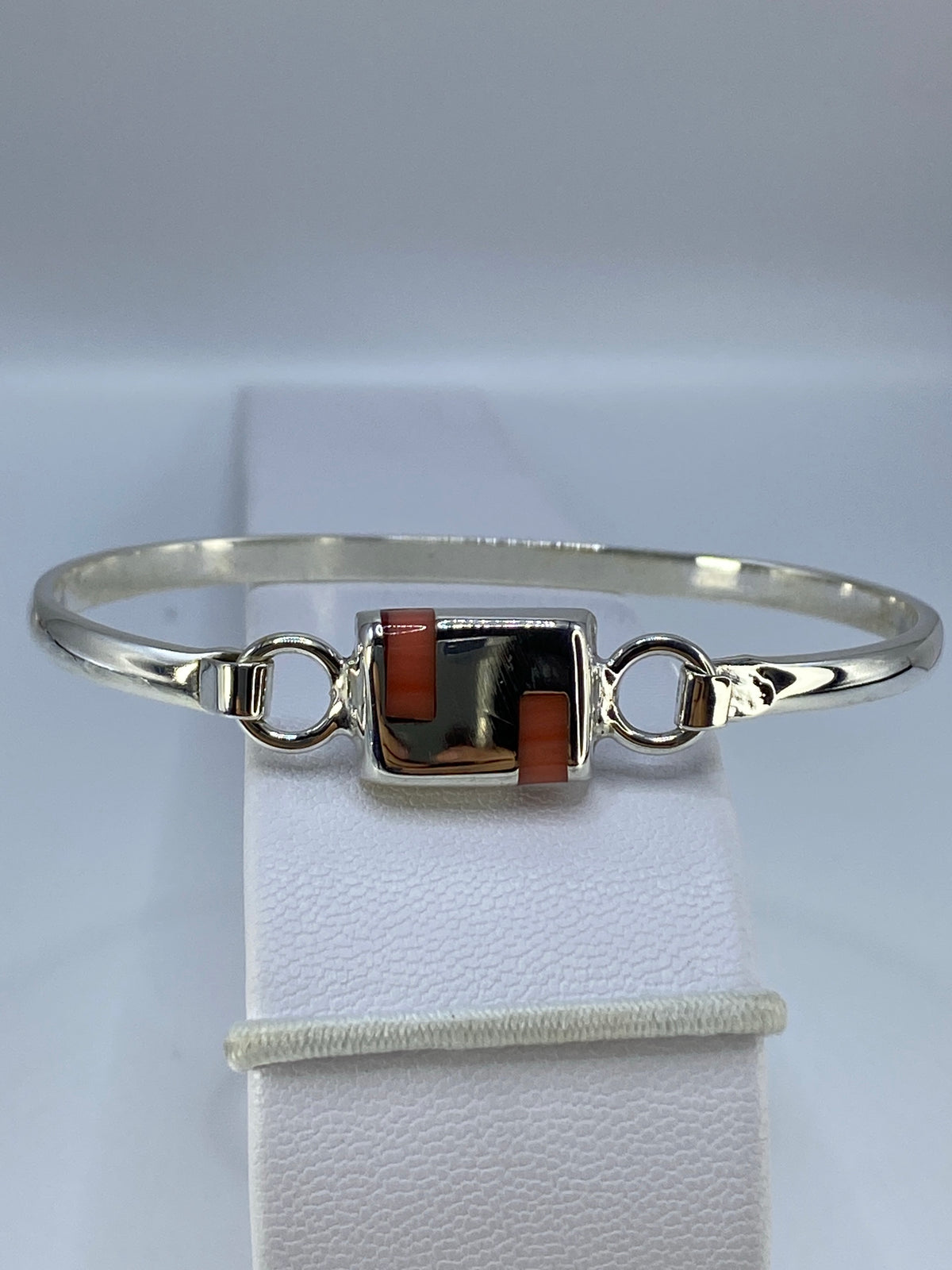Brazalete rigido de plata 925 con coral engastado, visto desde arriba