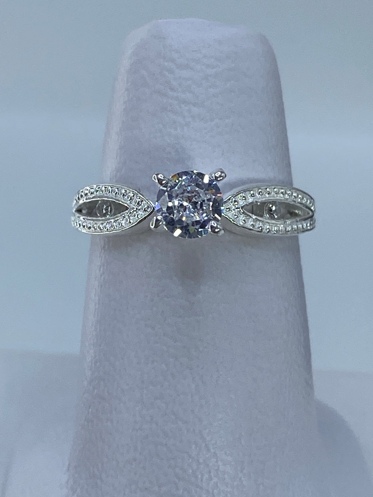 Anillo de plata solitario con circonia cristalina, talla 5, vista frontal sobre dedo