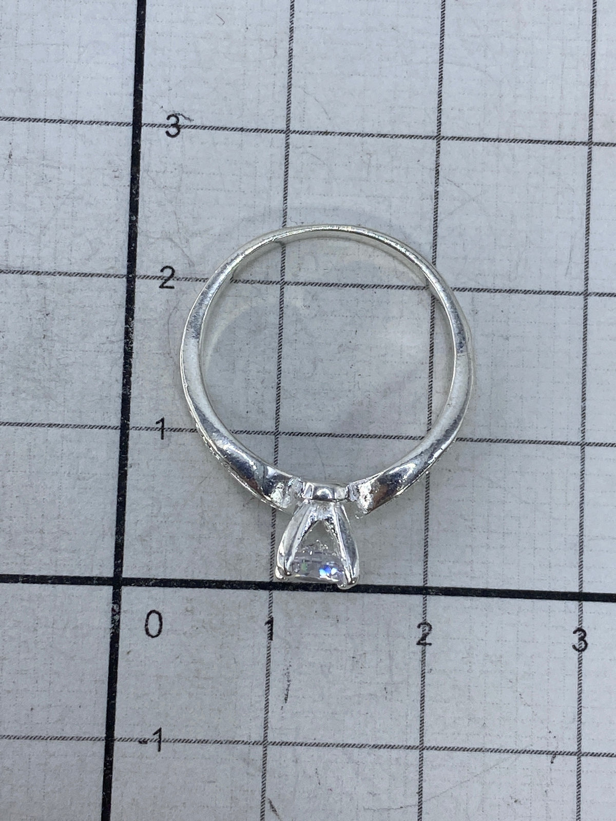 Anillo sobre fondo blanco, vista general pulida y lista para usar