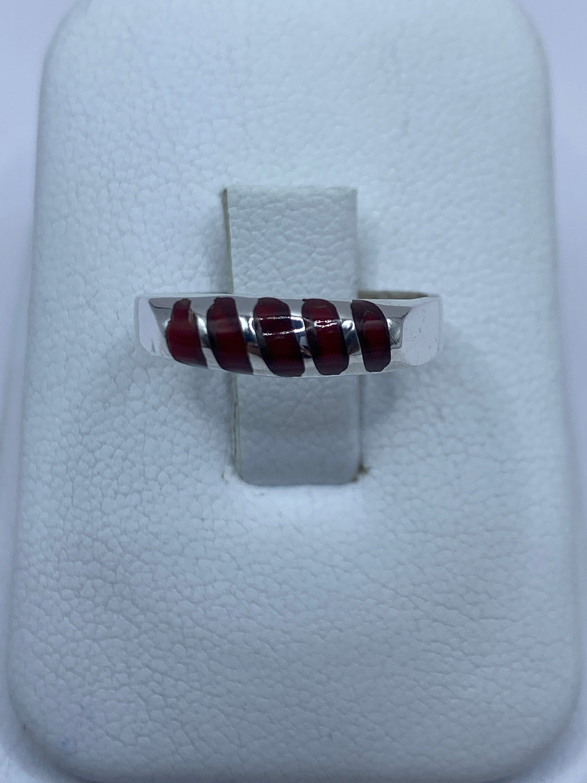 Anillo de plata 925 con cinco segmentos de coral rojo engastados a mano
