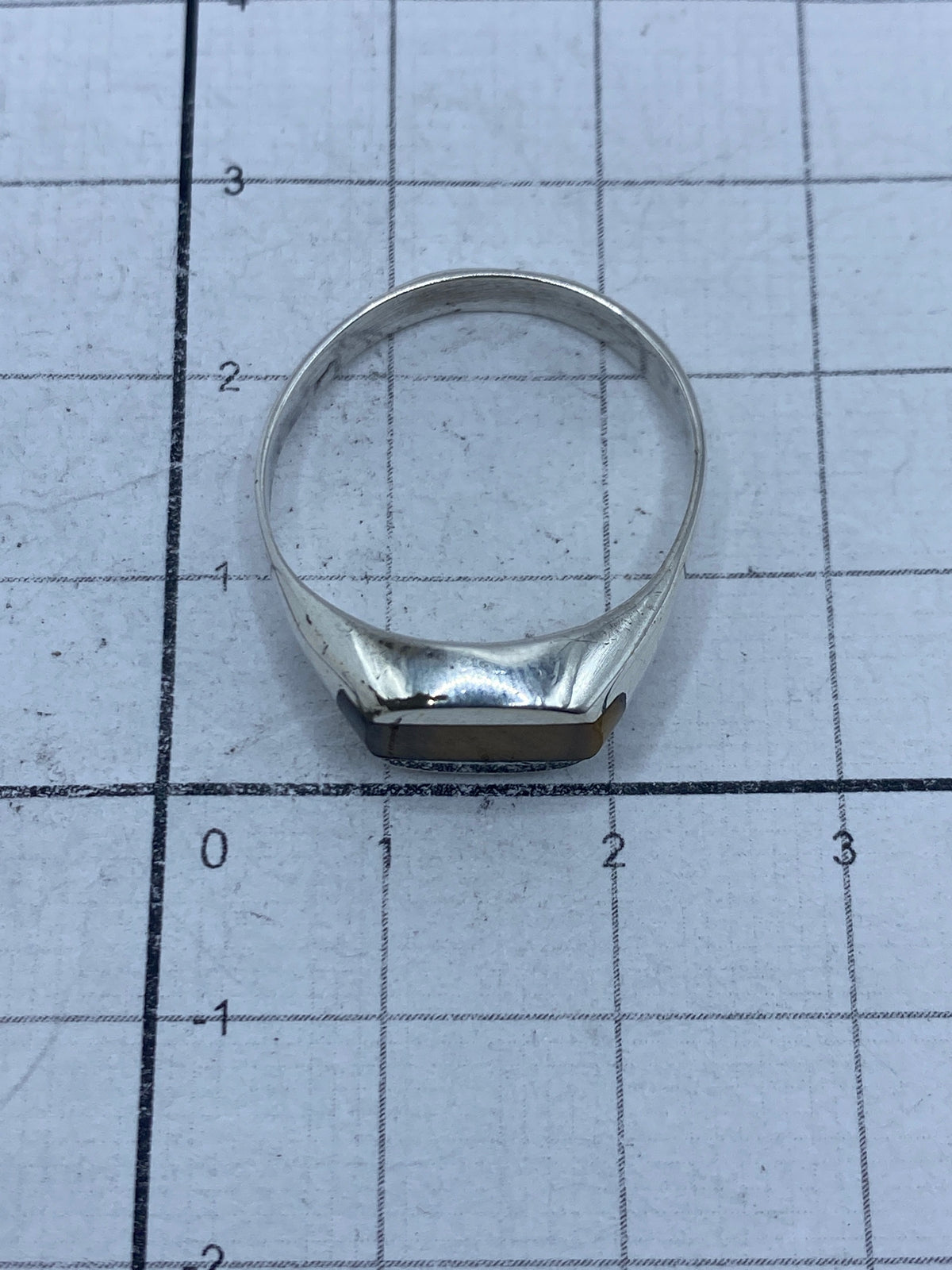 Anillo sobre fondo blanco mostrando el Quinto 925 en la banda interior
