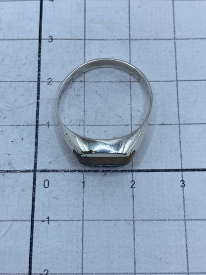 Anillo sobre fondo blanco mostrando el Quinto 925 en la banda interior