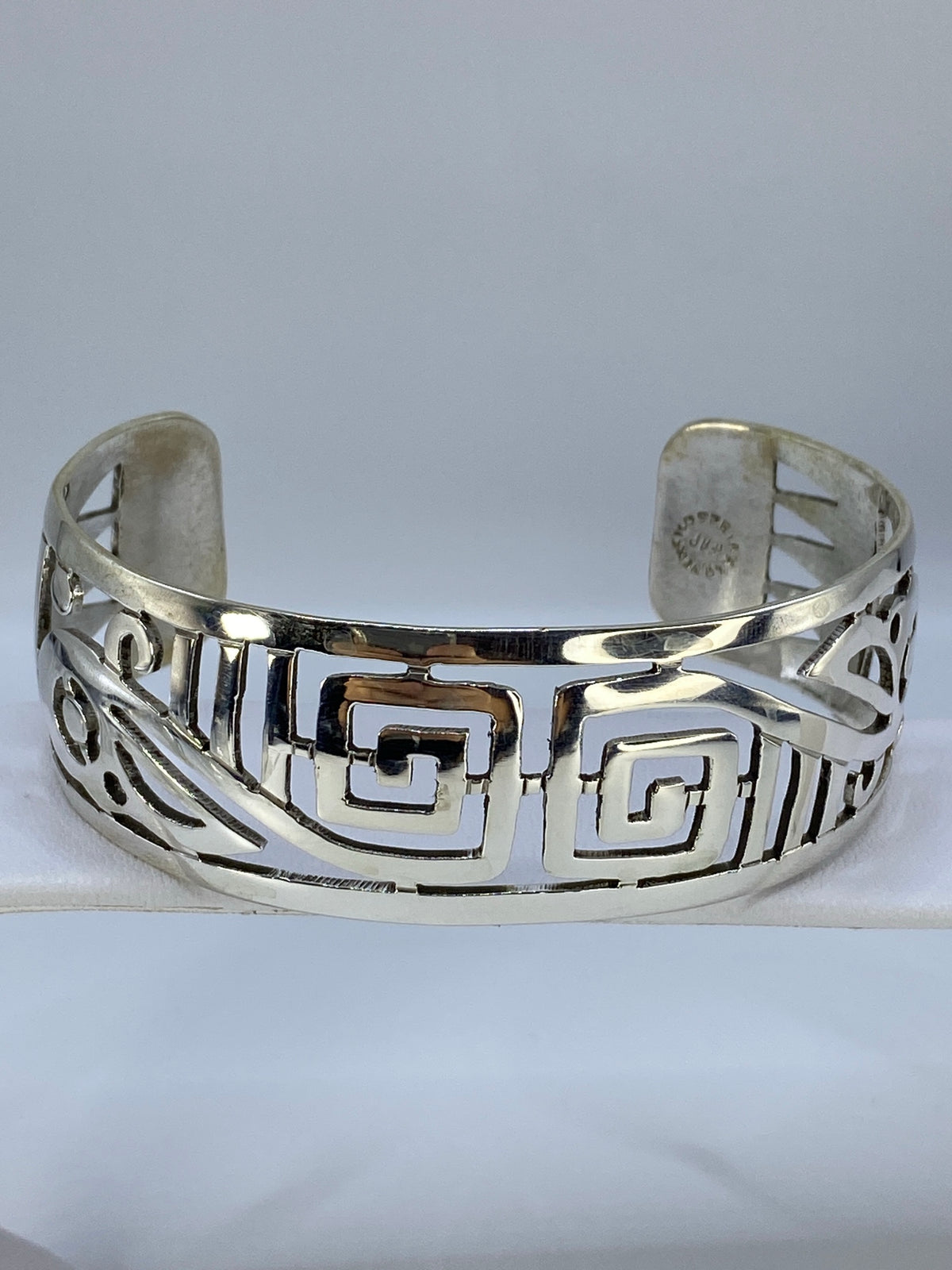 Brazalete de plata calado de Taxco 925 en vista frontal, mostrando el diseño geométrico recortado