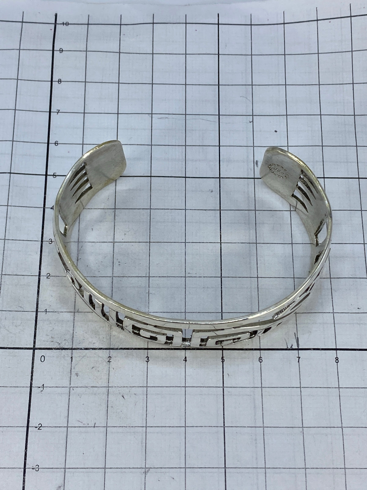 Brazalete con la abertura visible, mostrando cómo se abre en la parte superior