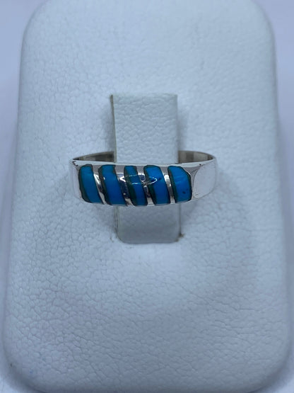 Anillo de plata con turquesa azul cielo engastada, vista frontal sobre dedo