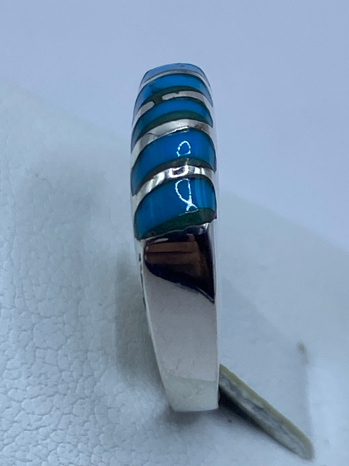 Anillo sobre fondo blanco con el sello de Quinto 925 visible
