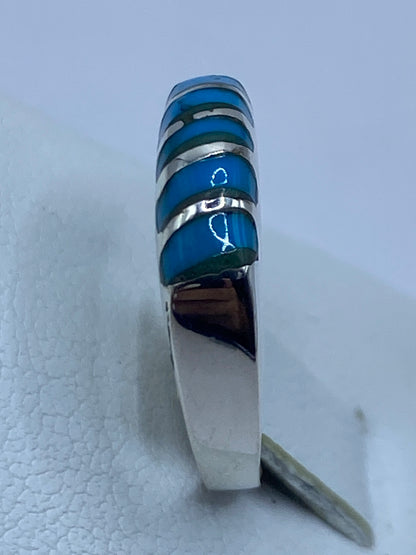 Anillo sobre fondo blanco con el sello de Quinto 925 visible