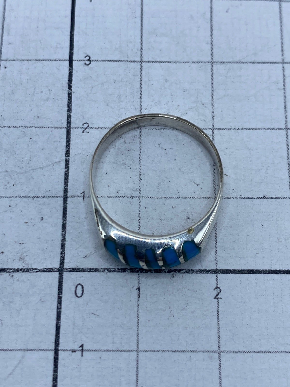 Anillo de turquesa en la mano, mostrando ligereza y elegancia minimalista
