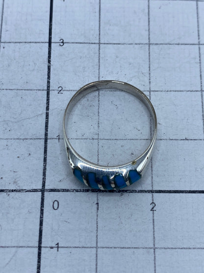 Anillo de turquesa en la mano, mostrando ligereza y elegancia minimalista
