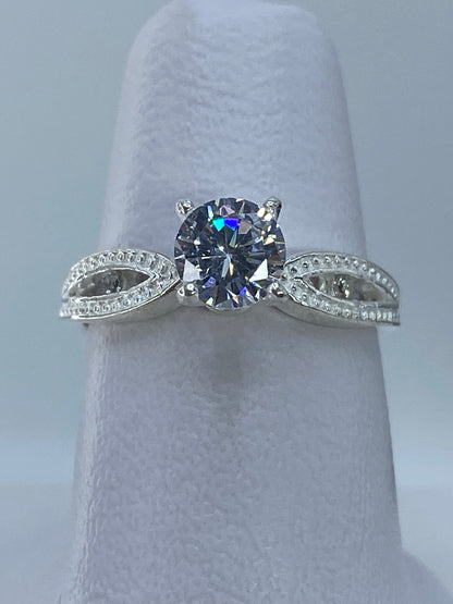 Anillo solitario de plata con circonia cristalina brillante en dedo de mujer