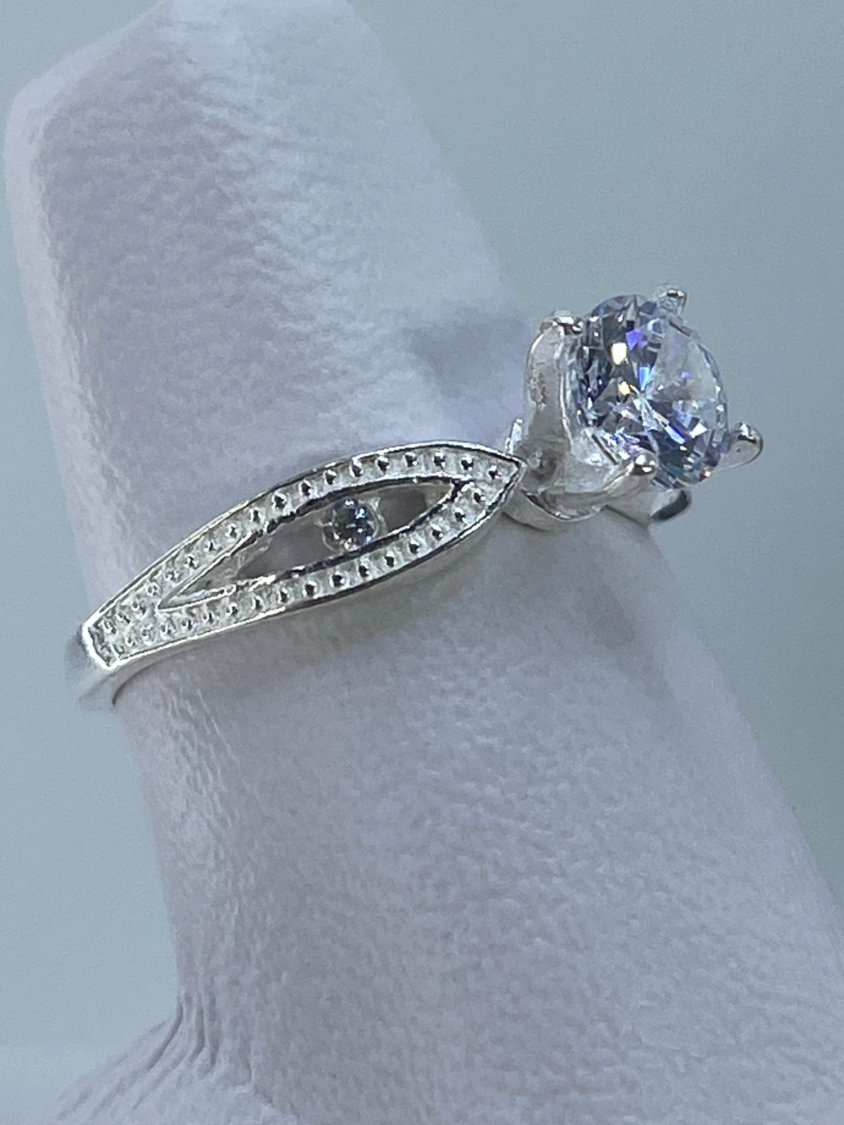 Vista frontal del anillo mostrando el engaste de circonia cristalina en plata 925
