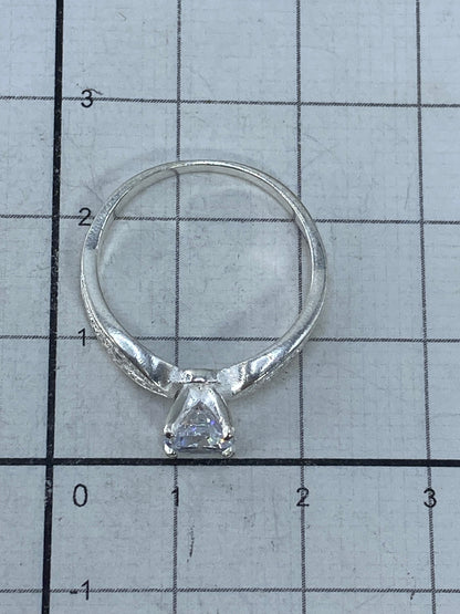Anillo sobre fondo blanco mostrando el brillo de la circonia y la plata